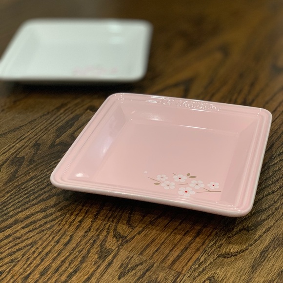 New Le Creuset Sakura Small Square Plates Set of 2 - Picture 4 of 5